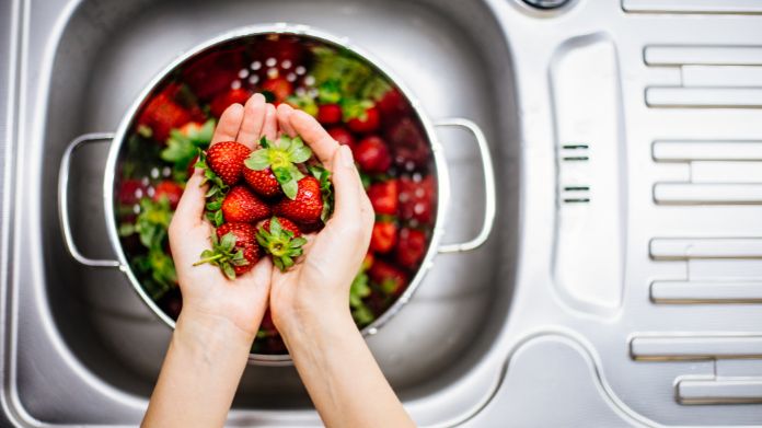 how to wash strawberries