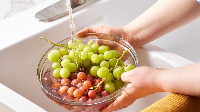 how to wash grapes