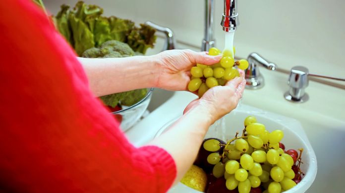 how to wash grapes