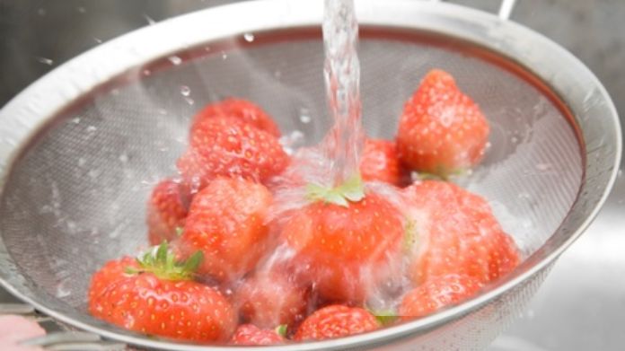 how to wash strawberries