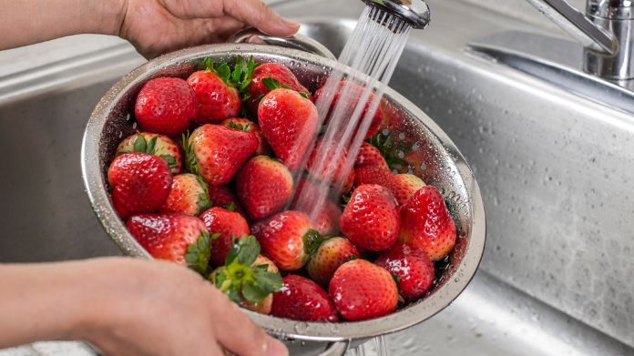 how to wash strawberries